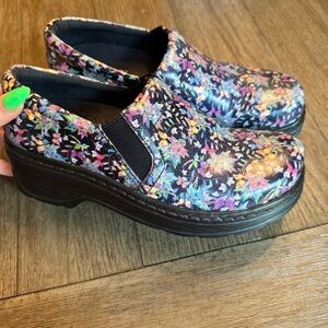 Klogs floral nursing clogs